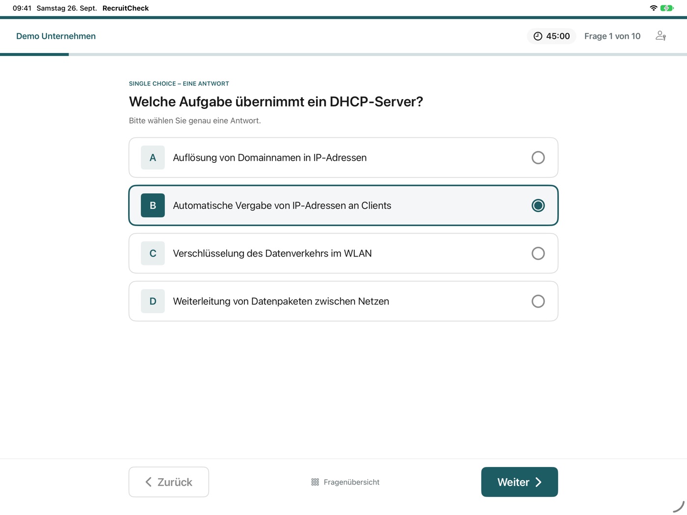 RecruitCheck auf dem iPad im Bewerbermodus: Single-Choice-Frage mit vier Antwortkarten A bis D, Restzeit 45:00 und Anzeige „Frage 1 von 10“.